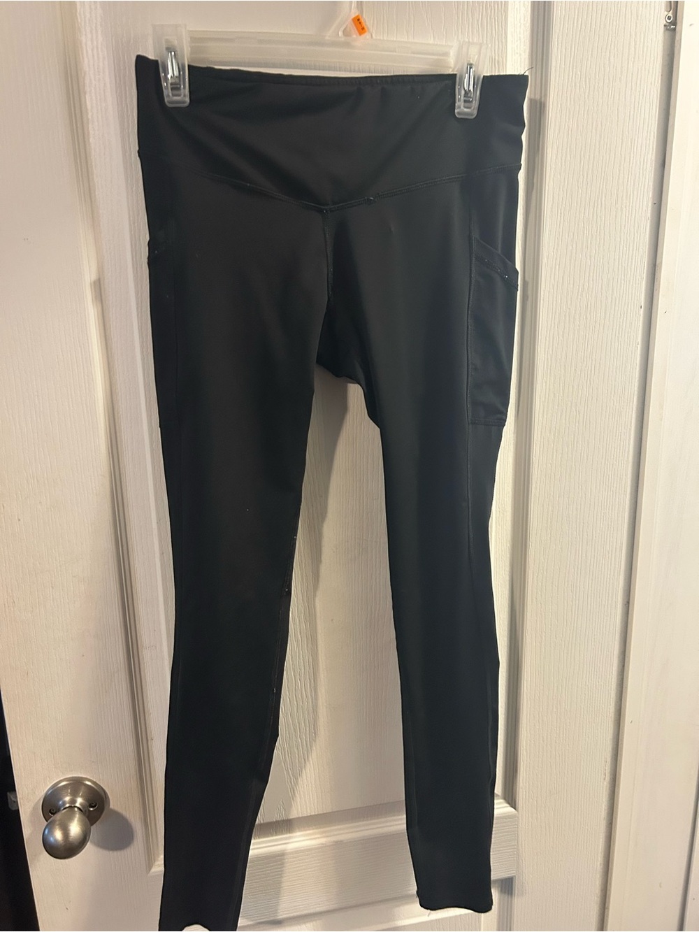High-Rise Black Performance Leggings with Side Pocket